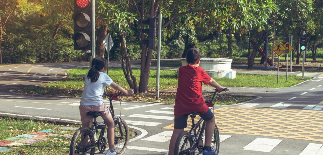 Mit dem Fahrrad über die rote Ampel (Foto: AdobeStock - Noey smiley)