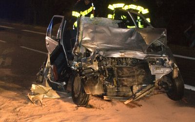 Verkehrsunfall bei Barsinghausen mit einem Bild des Leides und der Zerstörung: tote Kinder und mehrere Verletzte durch Raserei (Foto: AdobeStock - Olivier-Tuffé 1982834)